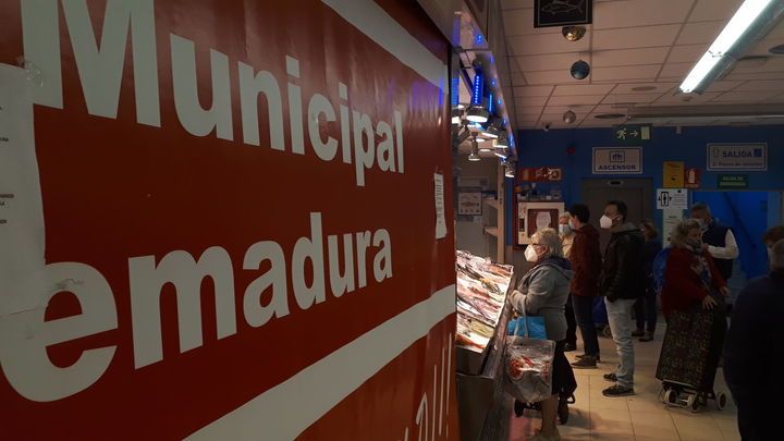 Clientes frente al mostrador de pescadería de un mercado de Madrid / Telemadrid.es