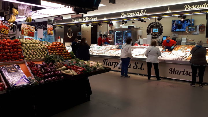 Puestos de venta en el interior de un mercado madrileño / Telemadrid.es