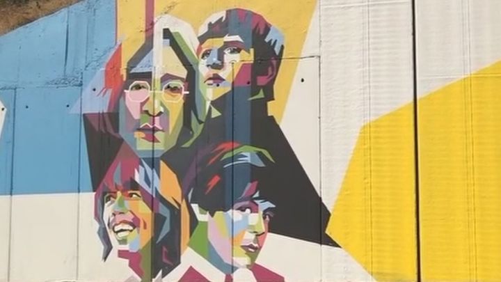 Las paredes de San Martín de la Vega lucen con colores las caras de los Beatles o Charles Chaplin / Madrid Directo