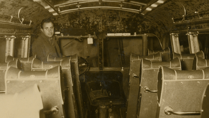 Ginés Prieto, el fundador, en uno de los primeros autobuses / PRISEI S.L.