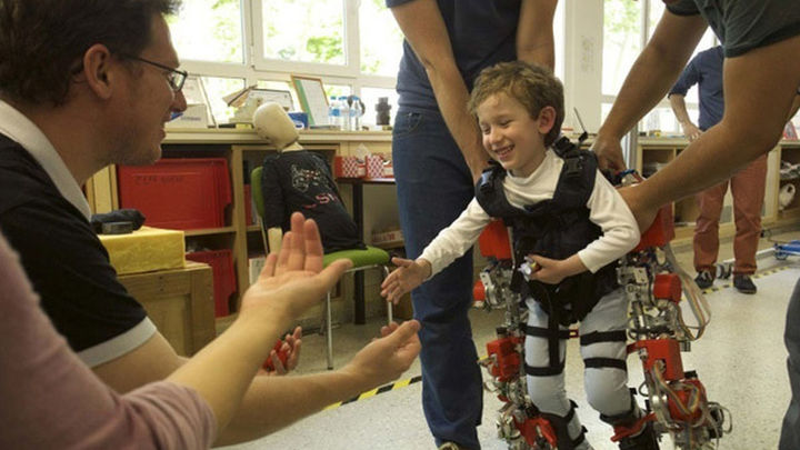 Imagen de Álvaro durante la prueba del exoesqueleto / CSIC/Europa Press