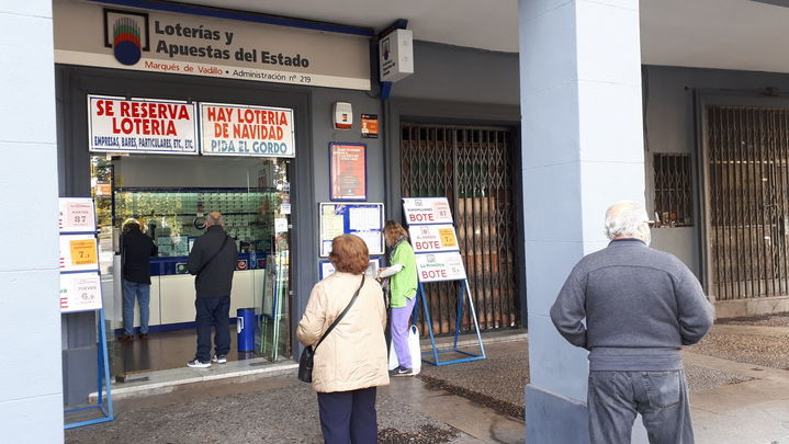 Personas esperando para entrar en la Administración de Marqués de Vadillo / P.O.