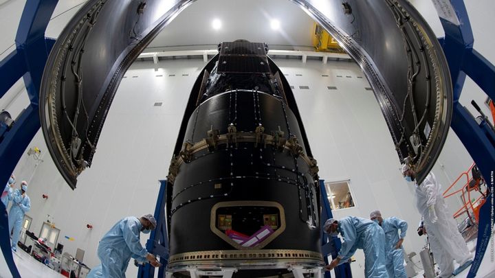 Varios técnicos introducen el satélite en la cofia del cohete lanzador / ESA