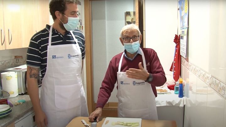 Un vecino de Leganés en su cocina junto al chef Carlos Saéz / AYTO LEGANÉS
