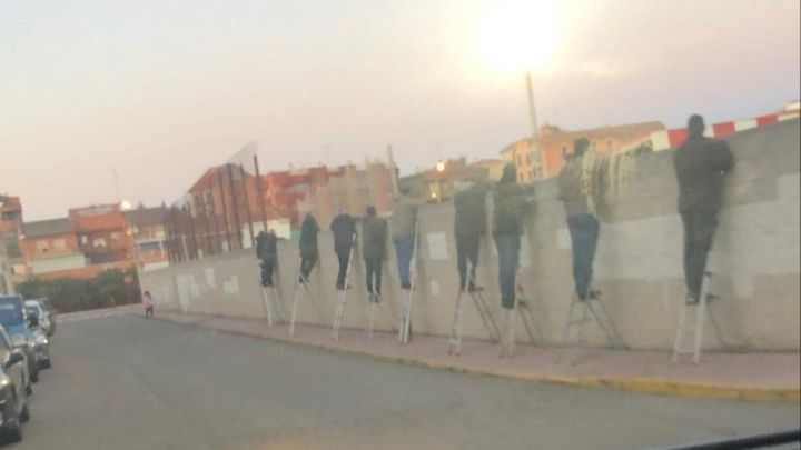 Padres encaramados en una pared / @JeniahOmar