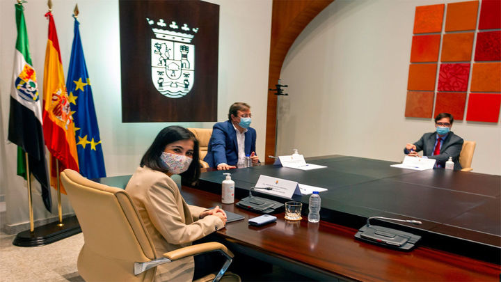 Carolina Darias , Guillermo Fernández Vara y Salvador Illa en Mérida / EFE