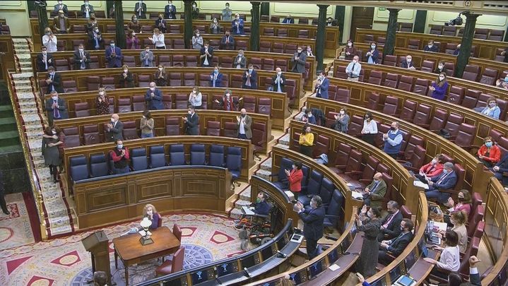 Protestas y aplausos en el Congreso por la aprobación de la 'Ley Celaá' / TELEMADRID