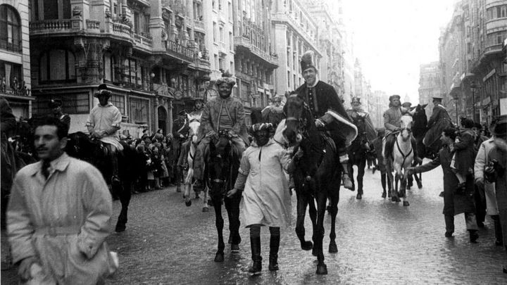 Cabalgata de Reyes Magos celebrada en la mañana del 6 de enero de 1948. Gran Vía, Madrid. / Autor desconocido