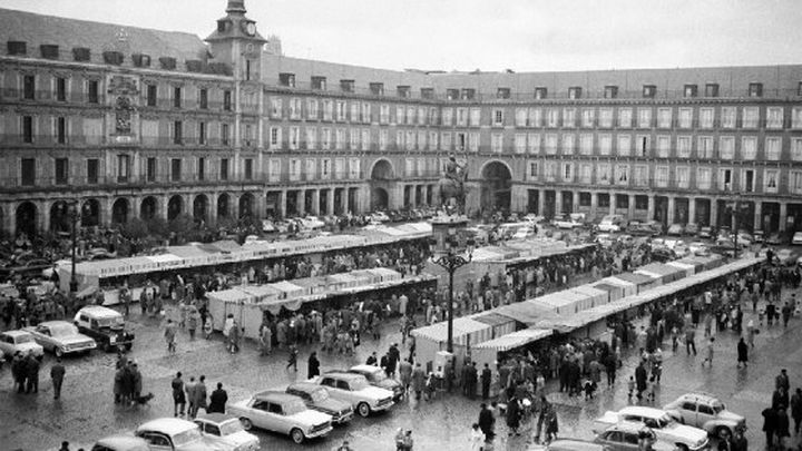 Mercado de Navidad de la Plaza Mayor de Madrid, 1961. Archivo Regional de la Comunidad de Madrid. / Martín Santos Yubero