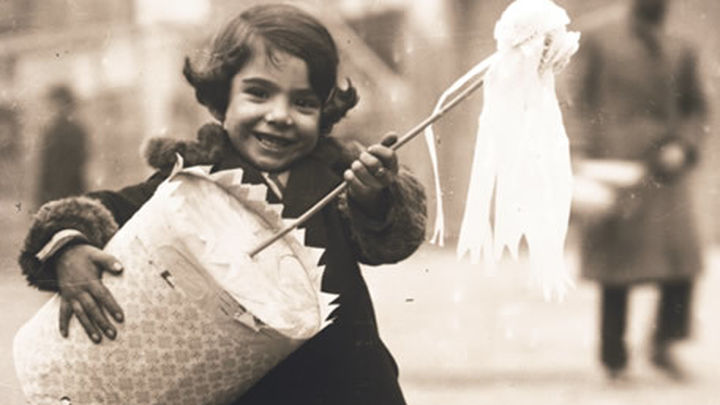 Niña tocando la Zambomba. / Santos Yubero
