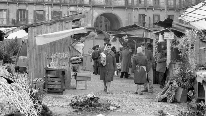 Puestos navideños en la Plaza Mayor de Madrid, 1960. / Foto EFE