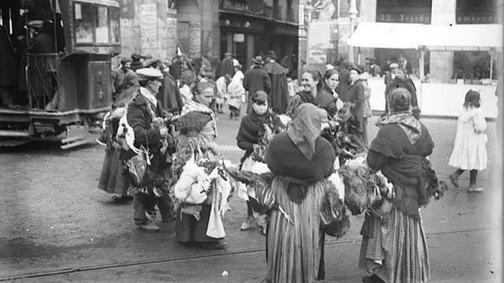 Venta de aves en la Plaza Mayor hacia 1908. Colección George Eastman. / Chusseau Flaviens