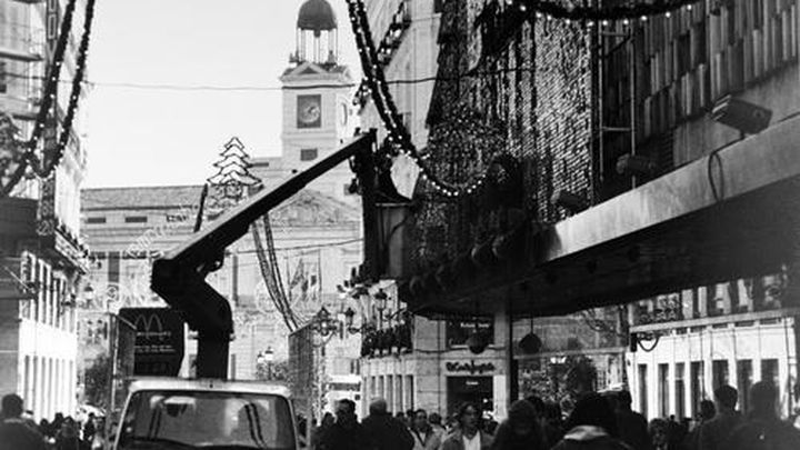 Colocación de la decoración navideña en el Corte Inglés de la calle Preciados en 1987. Archivo Regional Comunidad de Madrid. / Felipe Bayón Suarez