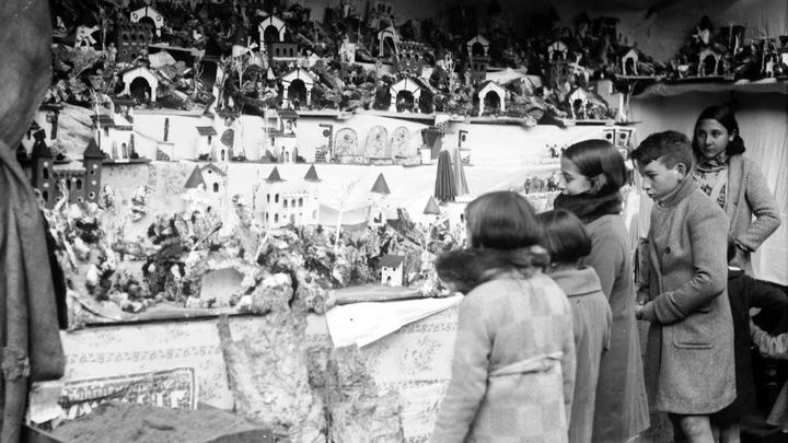 Puesto belenes en la Plaza de Santa Cruz de Madrid en 1933. / Autor desconocido