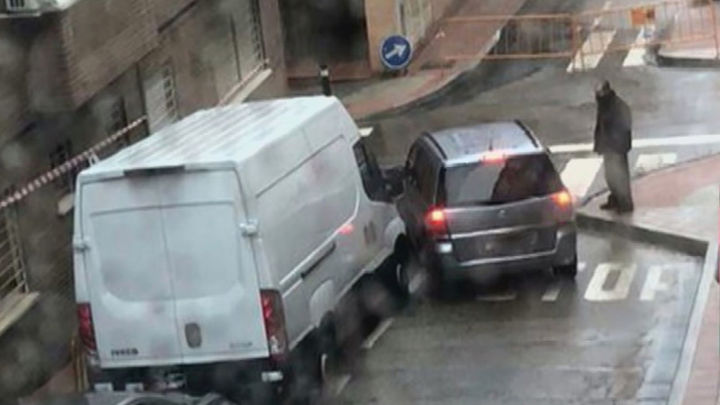 Un coche pasa apuros para girar en la calle Servator / TELEMADRID