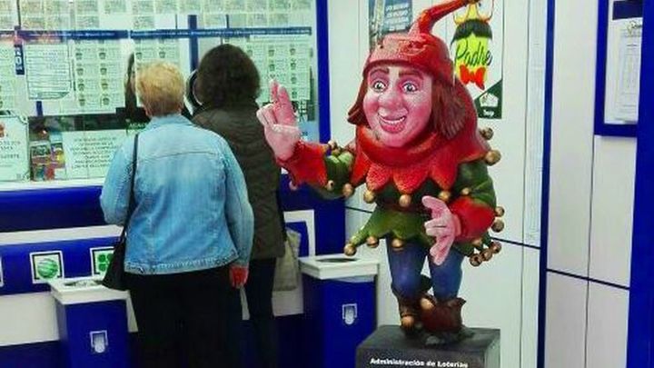 Duendes, brujas, paraguas y jorobados de la suerte en las administraciones de Lotería madrileñas / Apreca
