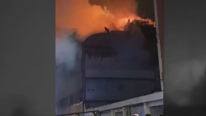 Las llamas han destruido al menos tres pisos de esta nave de Badalona / EL PAÍS