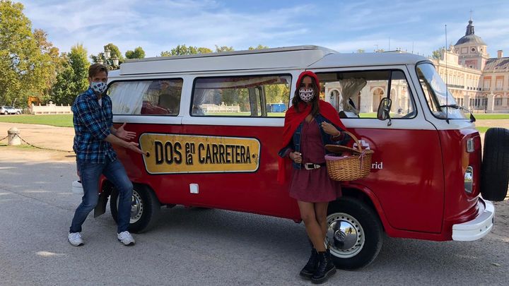 Óscar Martínez y Carmen Alcayde ('Dos en la carretera'), en Aranjuez. / Comunicación Telemadrid