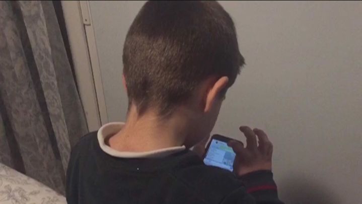 Niño con telefono movil / REDACCIÓN