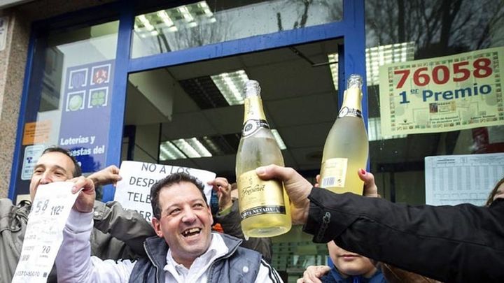 Exteriores de la Administación de Lotería de Alcalá de Henares que vendió la mayor parte de El Gordo de 2012 / EFE