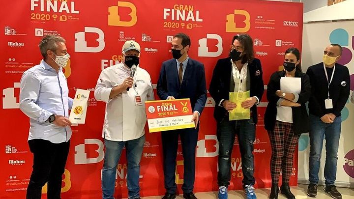 José Luis Martínez, segundo por la izquierda, en la entrega del premio / #UNADEBRAVAS