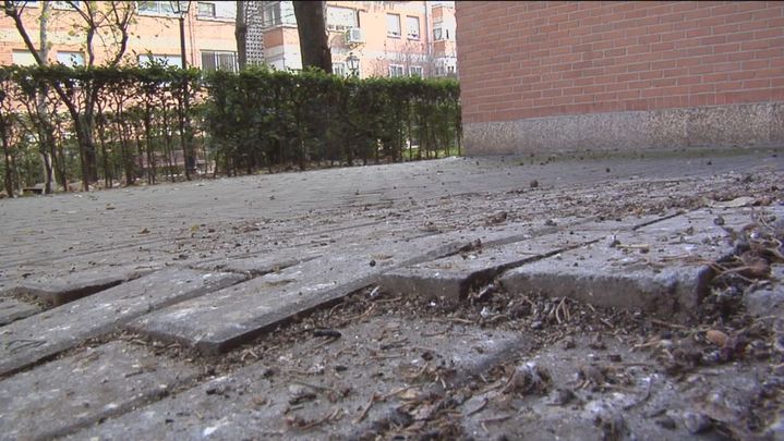 Las aceras de esta calle están levantadas / REDACCIÓN