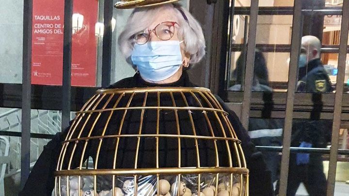 Manolita, disfrazada para la ocasión antes del sorteo de la Lotería de Navidad / TELEMADRID