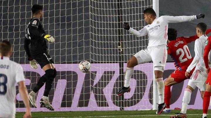 Casemiro marca al Granada / EFE