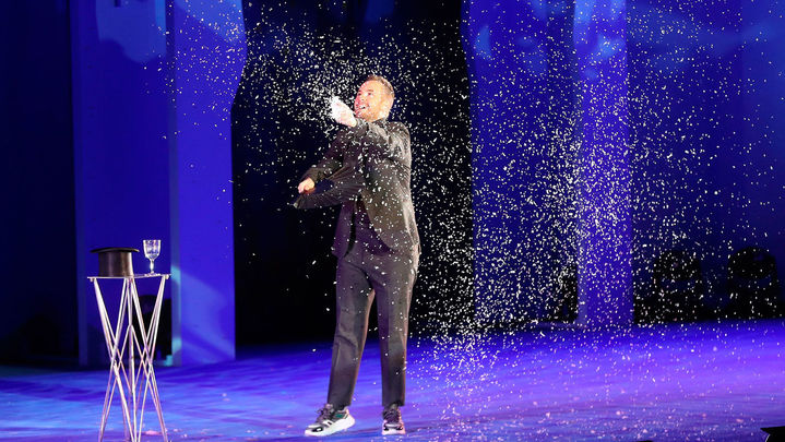 El mago Jorge Blass hace nevar sobre el Conde Duque durante la llegada de los Reyes Magos a Madrid / EFE/ Kiko Huesca