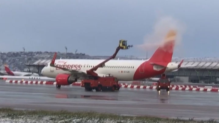 Deshielo de un avión en el aeropuerto Madrid Barajas antes de emprende el vuelo / TELEMADRID