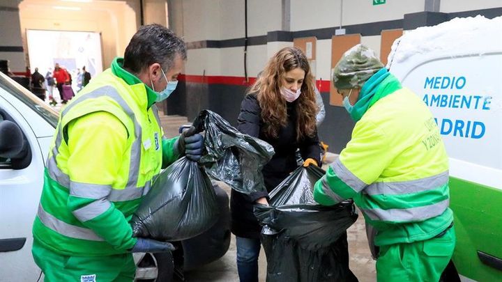 Reparto de sal en Madrid para echar en las calles tras la gran nevada / EFE