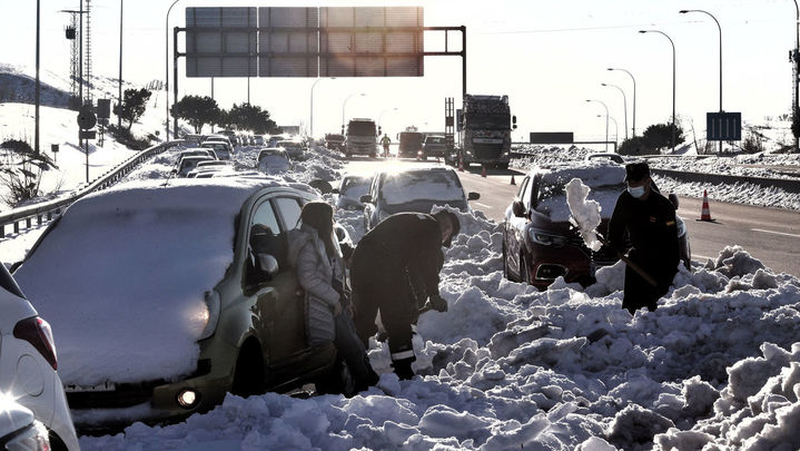 Vehículos rescatados de la nieve en las carreteras de Madrid, tras el paso de la borrasca Filomena / EUROPA PRESS