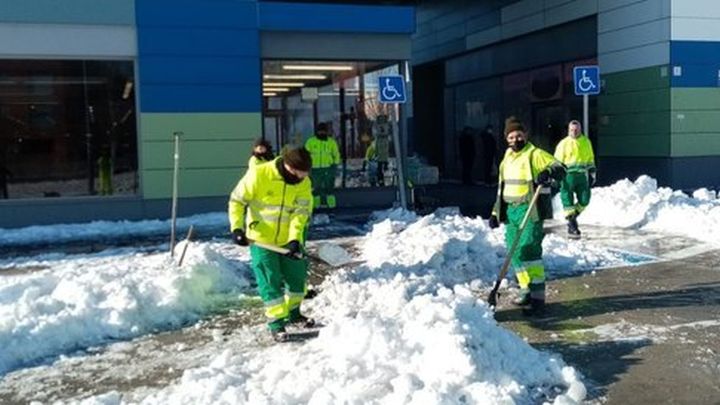 Operarios quitando la nieve en Arroyomolinos / AYUNTAMIENTO DE ARROYOMOLINOS