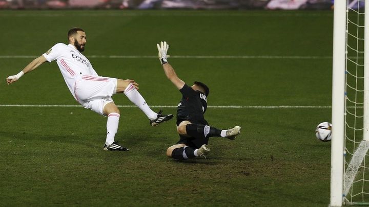 Benzema marca a Unai Simón / EFE