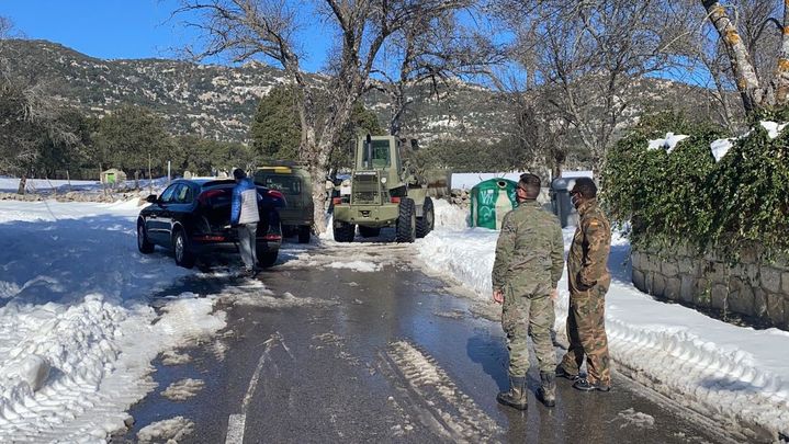Equipos militares en la retirada de nieve de Hoyo de Manzanares / AYTO HOYO DE MANZANARES