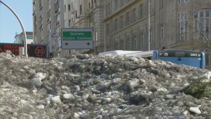 Montaña de nieve en la avenida de Reina Victoria / REDACCIÓN