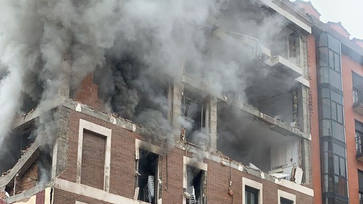 Aspecto del edificio siniestrado, a su derecha el de la residencia de mayores / EMERGENCIAS MADRID
