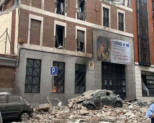 Aspecto del edificio siniestrado, a su derecha el de la residencia de mayores / EMERGENCIAS MADRID