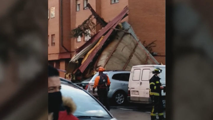 Tejado desprendido por el viento en Vallecas / TELEMADRID