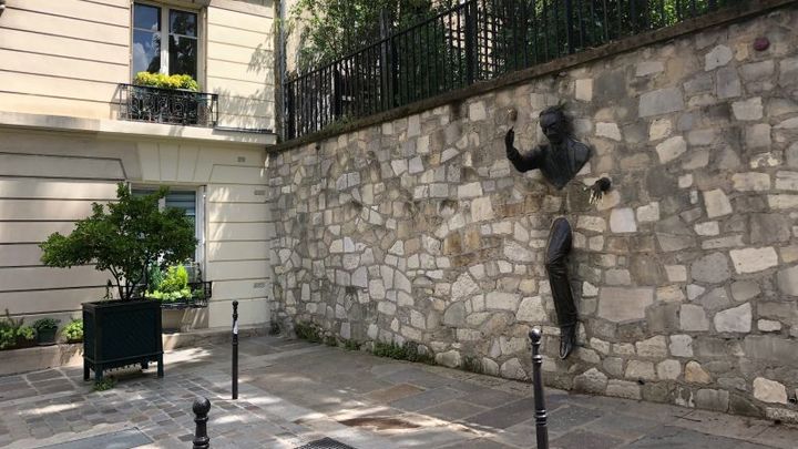 Estatua Le Passe-muraille / Archivo