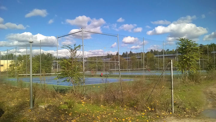 Pistas deportivas abandonadas en La Playa de Madrid / PO