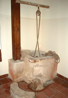 Pozo de San Isidro en el interior de la iglesia / P.O.