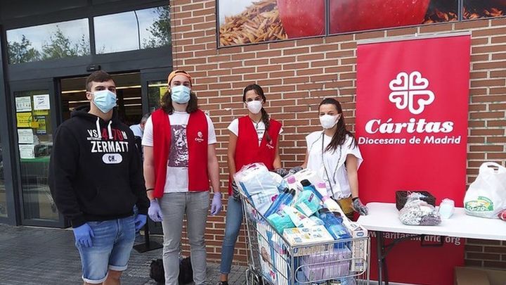 Un grupo de jóvenes participan en una campaña de recogida de alimentos / CÁRITAS