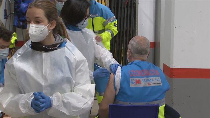 Vacunación de un miembro del Summa 112 / REDACCIÓN