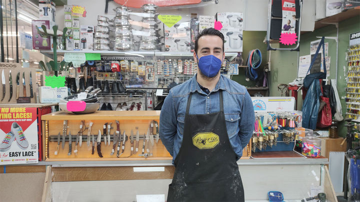 Alberto Sánchez, zapatero y afilador en el Mercado de Santa María de la Cabeza / E.E