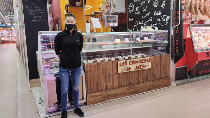 Alejandra, una de las dos hermanas que llevan este puesto de croquetas en el mercado / E.E