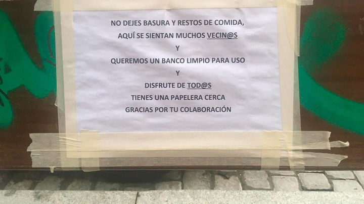 Los vecinos de la calle Olmo están llenando la zona de carteles para pedir respeto a sus zonas / Gloria García Talavera (Onda Madrid)