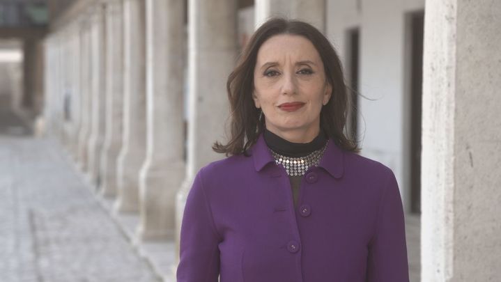 Luz Casal en la plaza mayor de Colmenar de Oreja. / Comunicación Telemadrid