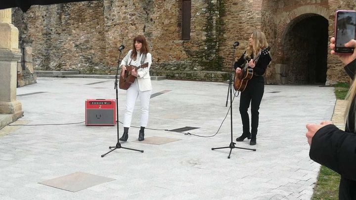 Christina Rosenvinge y Miren Iza interpretan “La tejedora”. / Comunicación Telemadrid