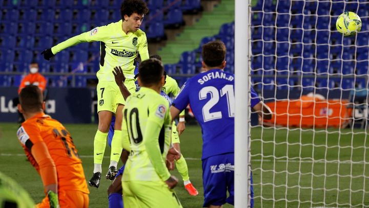 Joao Felix remata de cabeza en el gol anulado / EFE